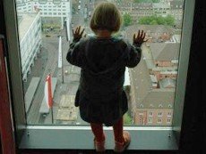 Как защитить ребенка от падения из окна